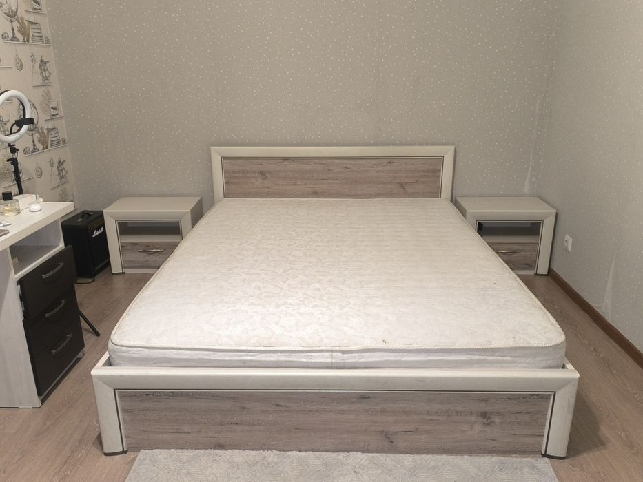Кровать с тумбами и комодами