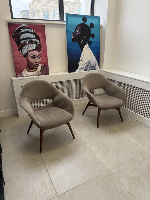 Пара стильных дизайнерских кресел в идеальном состоянии.