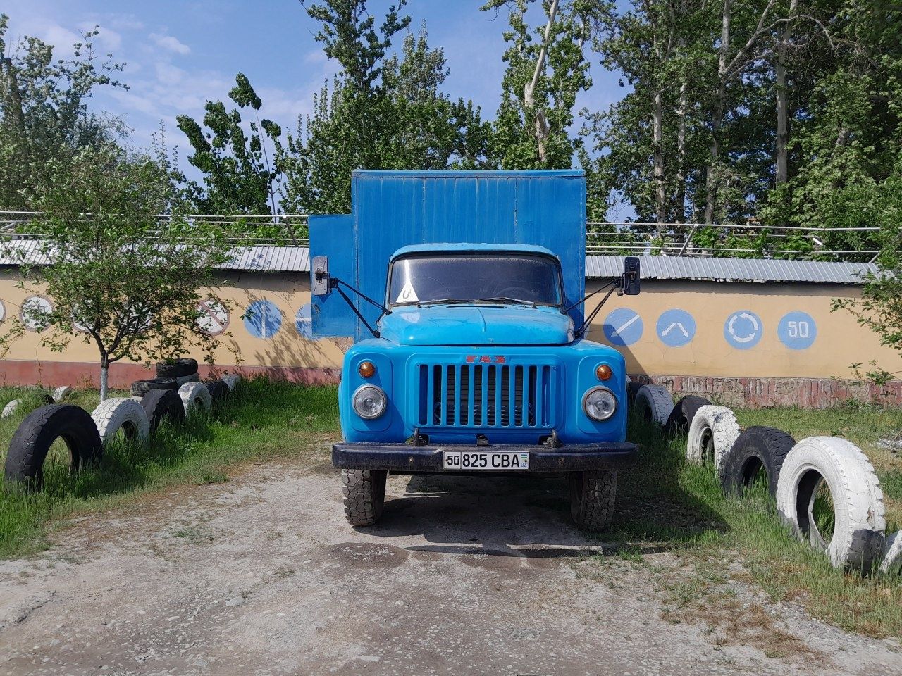 Gaz 52 sotiladi .