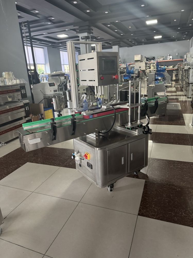 Universal avtomat qopqoq yopish uskunasi