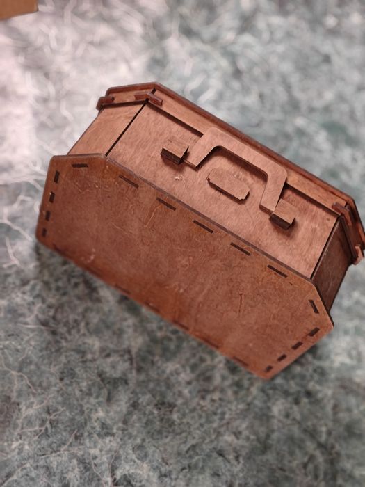 Продам чемодан с подарком.