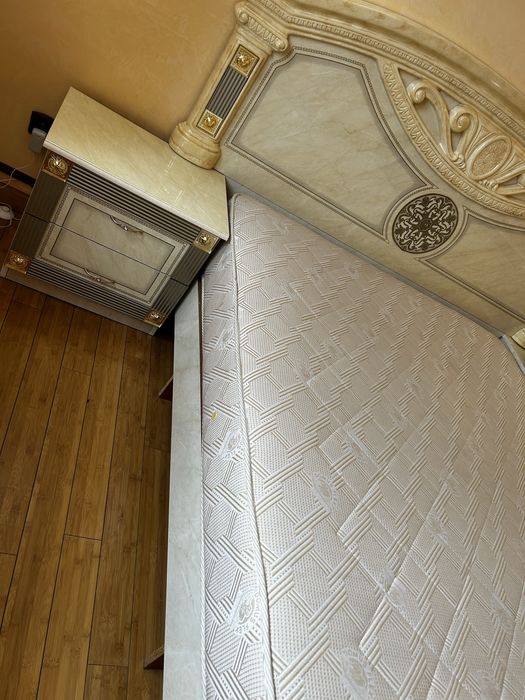 Dormitor de lux în stil clasic-pat,2 noptiere,comodă,oglindă,saltea