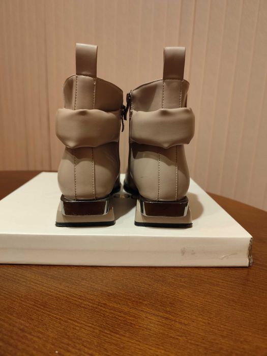 Елегантни дамски боти