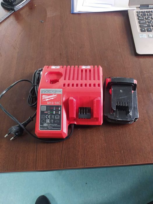 Vand incarcator Milwaukee M12-18C si acumulator 2Ah