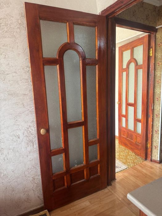 Продам двери из дерева 5 шт и 3 шт поменьше размера