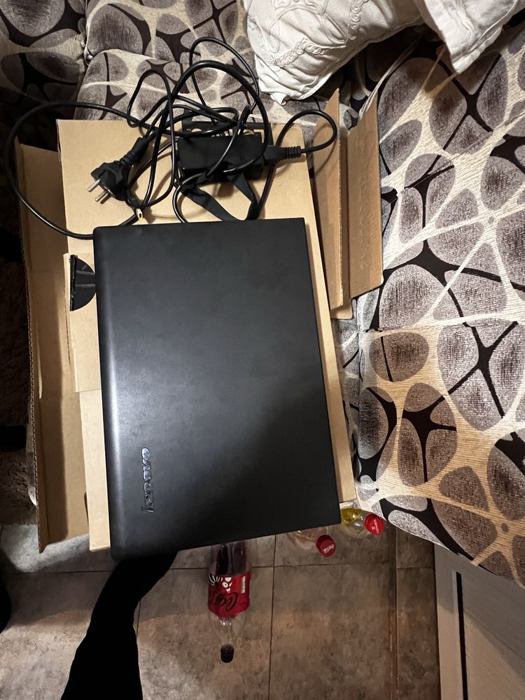 Лаптоп леново lenovo за ремонт на дисплея.