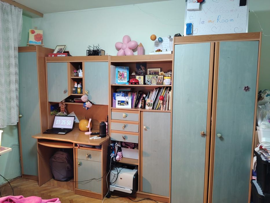 Mobila tineret formata din 4 corpuri independente cu o lungime totala