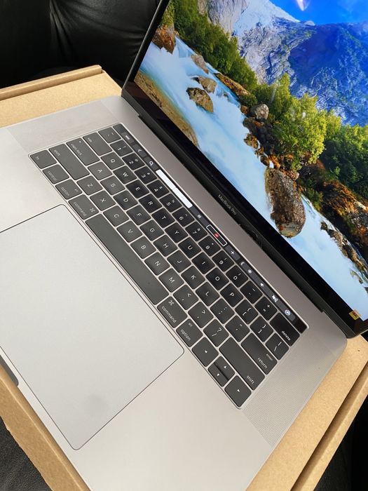 MacBook Pro 15-inch / Intel Core i7 / 16 Gb RAM / 512 gb / Space Gray