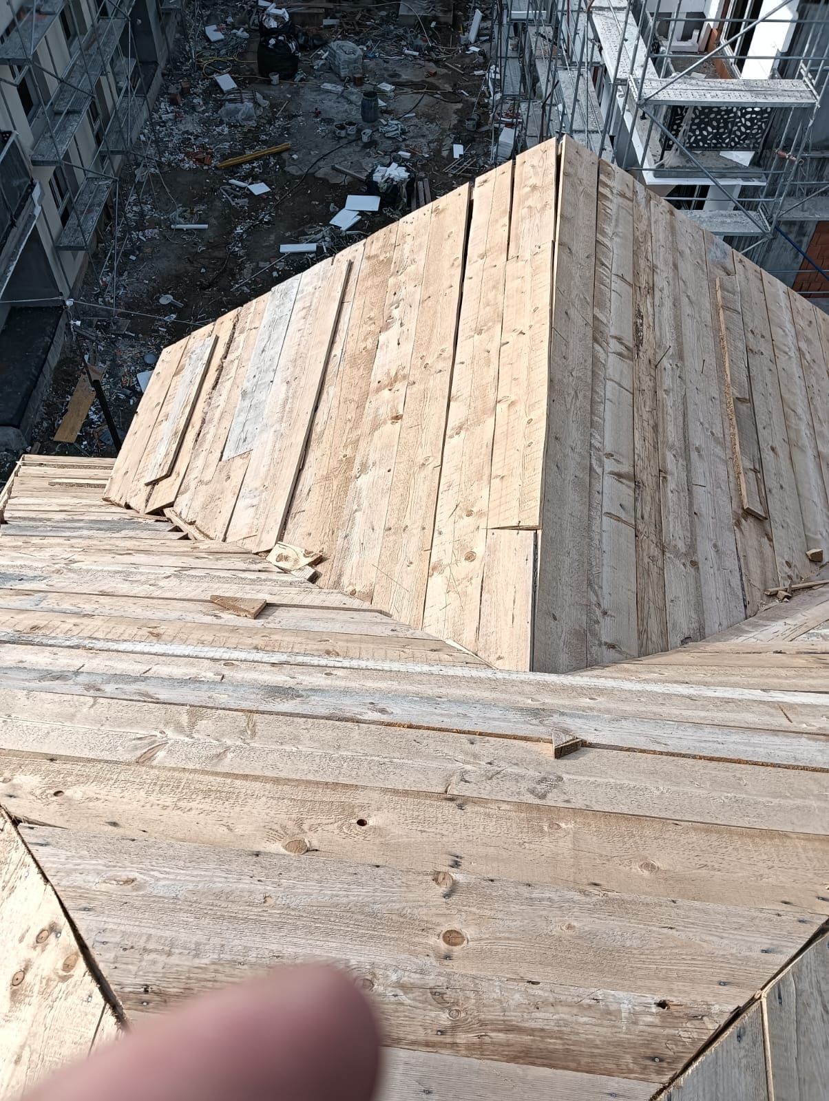 Executam dulgherie la lucrări cu  țiglă metalică sau ceramica