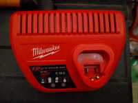Продавам или заменям батерия и зарядно Milwaukee m12