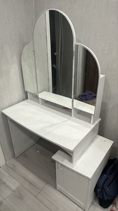 Продам туалетный столик