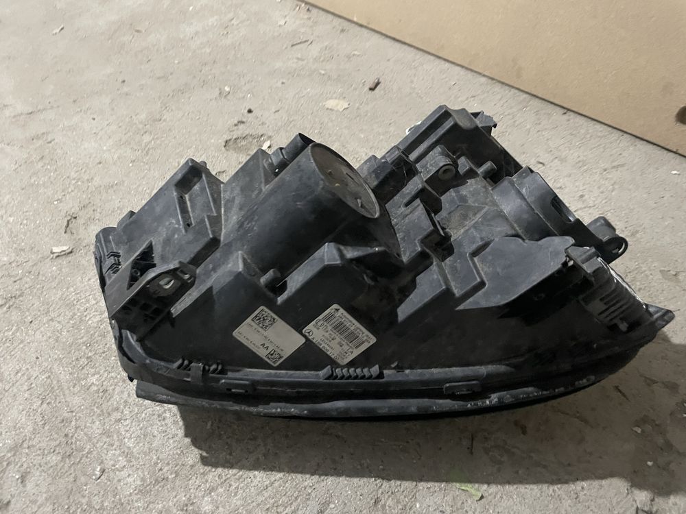 Vand far xenon stanga Mercedes GLA A1569061700