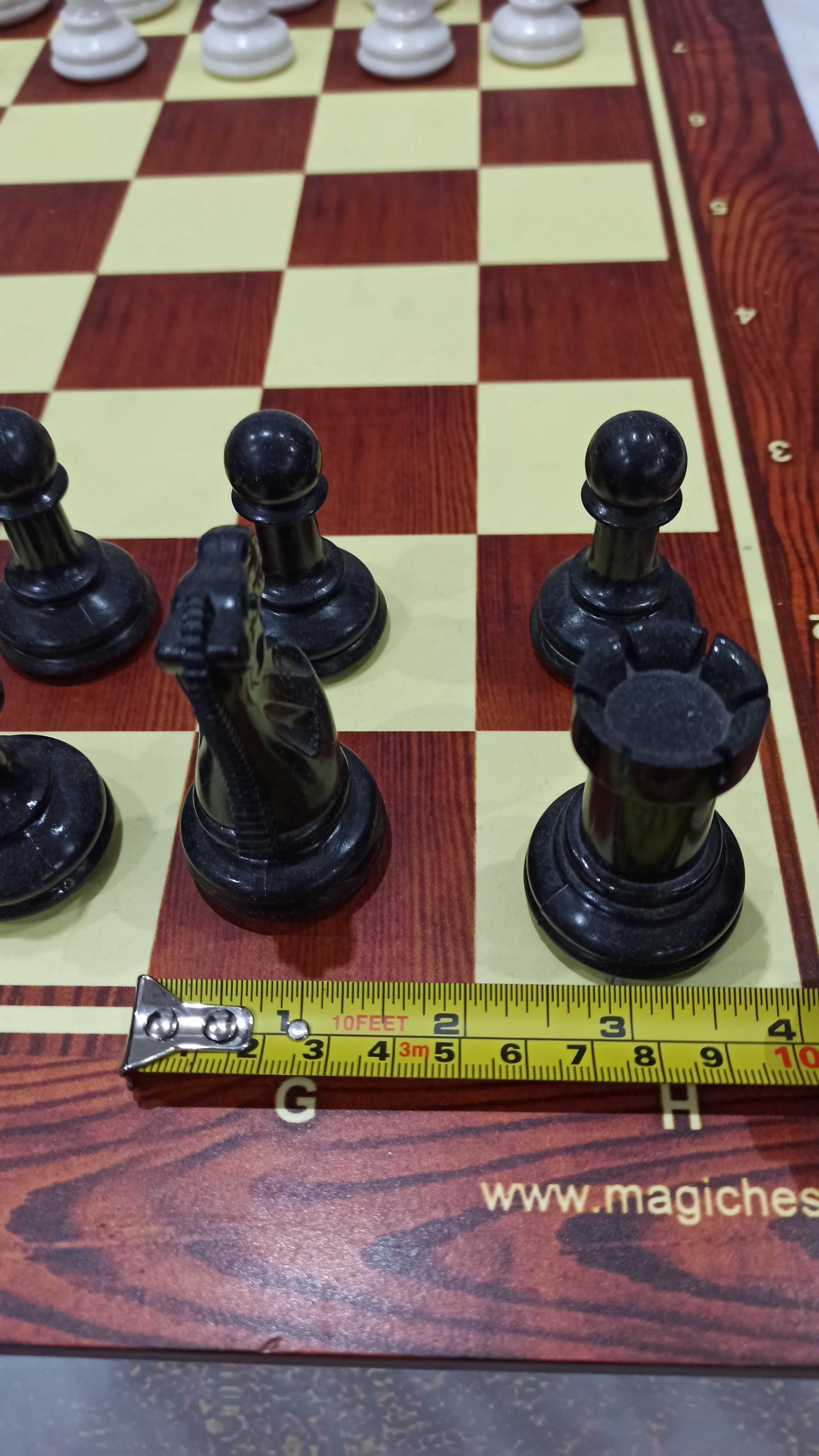 Большая шахматная доска и набор больших фигур