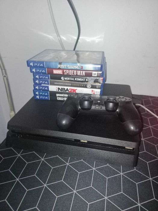 PS4 slim +7 jocuri si un controller