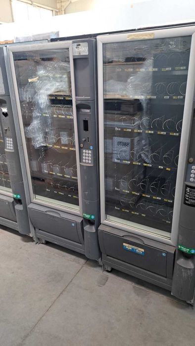 Хладилен Aвтомат за пакетирани стоки Зануси/Некта Снаки/Necta Snakky