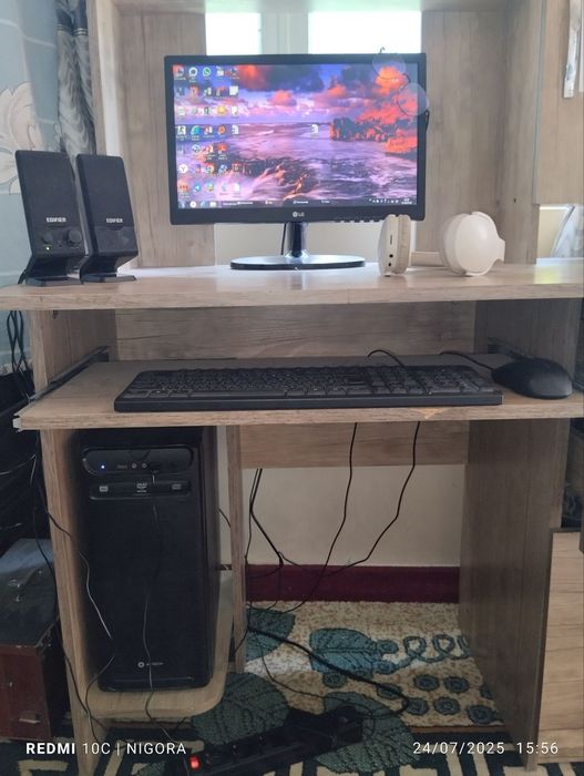 Kompyuter sotiladi. Mebeli bilan