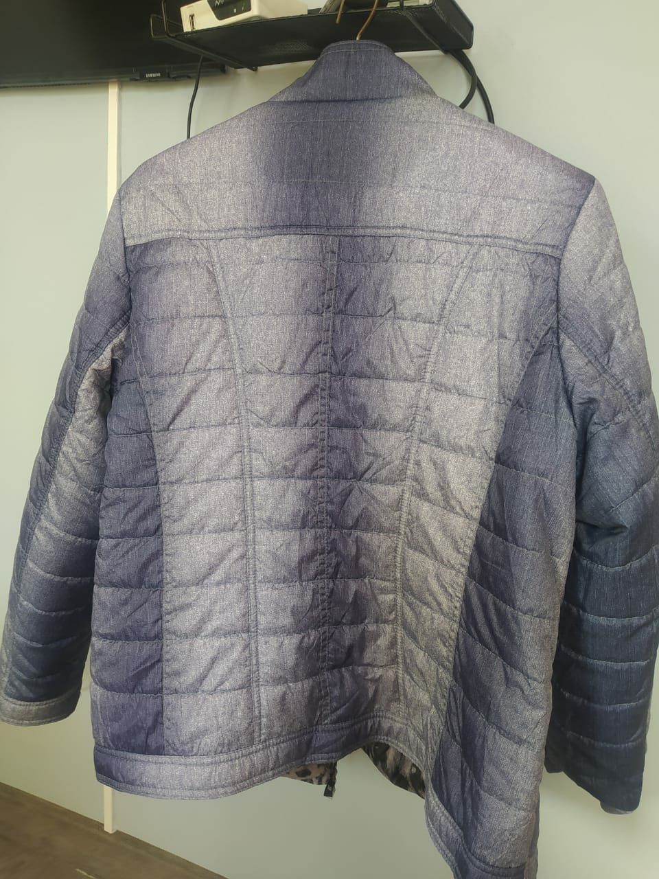 Продам куртки 52-54 размеры,одна удлиненная,новая,вторая двухсторонняя
