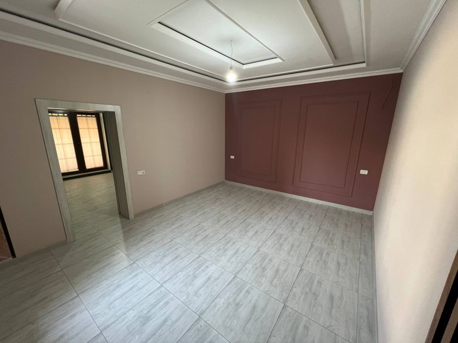 Шахар марказида 3х хоналик под бизнес квартира сотилади 1 этаж.