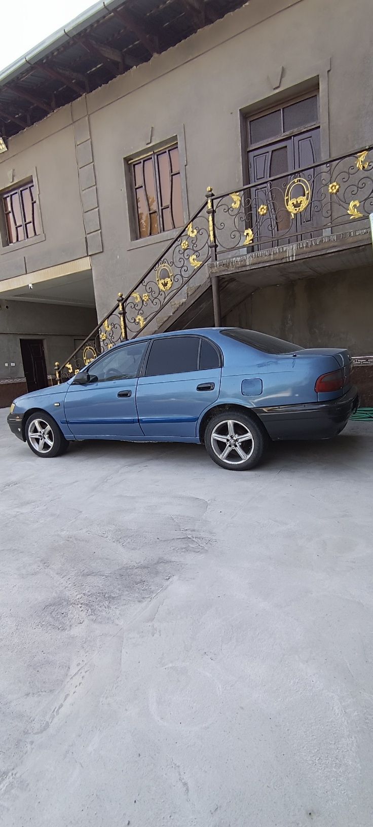 "TOYOTA CARINA E"- в хорошем состоянии
