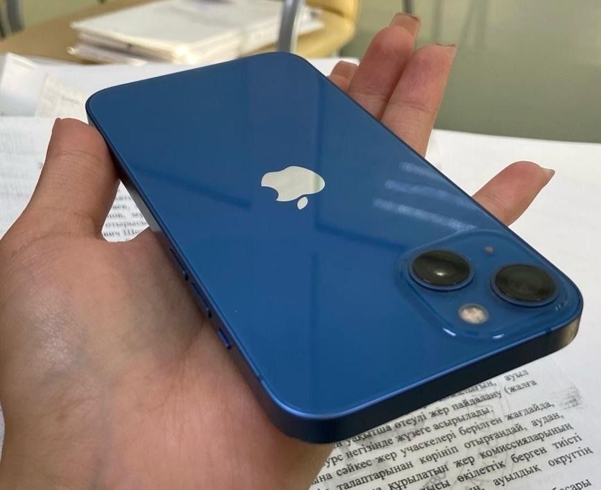 iPhone 13 в синем цвете