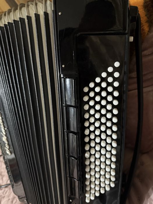 Acordeon de vanzare  …. Arata super bine merge bine  adus fin Austria