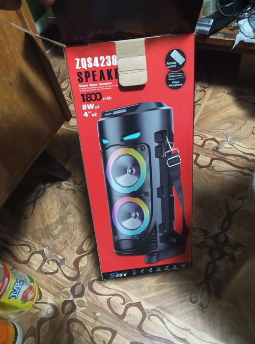 Продам колонка работает отлично есть зарядки микрофон пульт есть все р