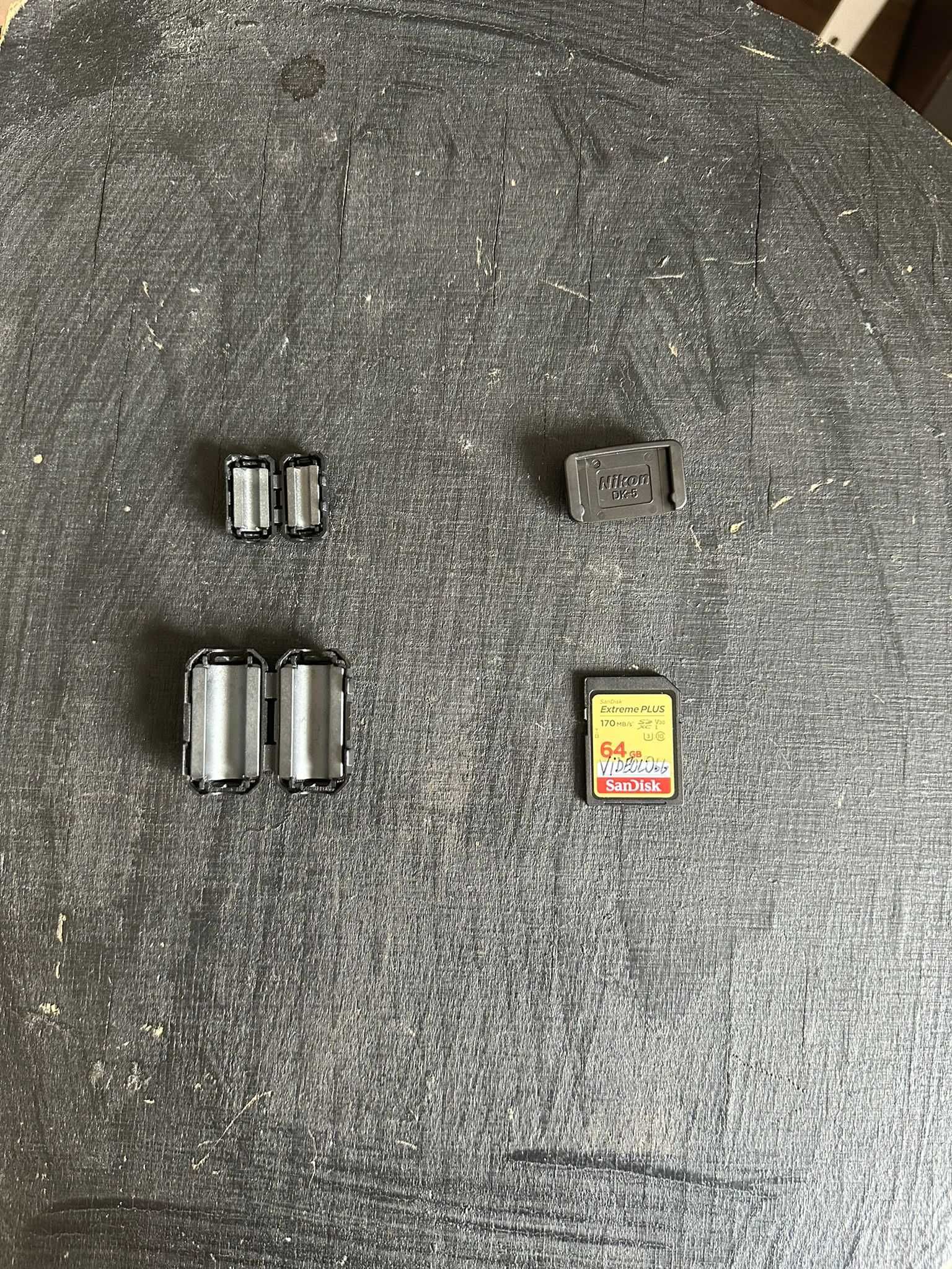 Kit foto DSLR Nikon D3100 cu obiectiv, card și accesorii