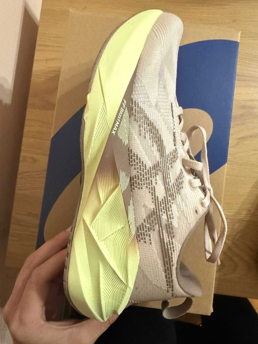 Дамски маратонки ASICS Novablast 5 – размер 38 (24 см)