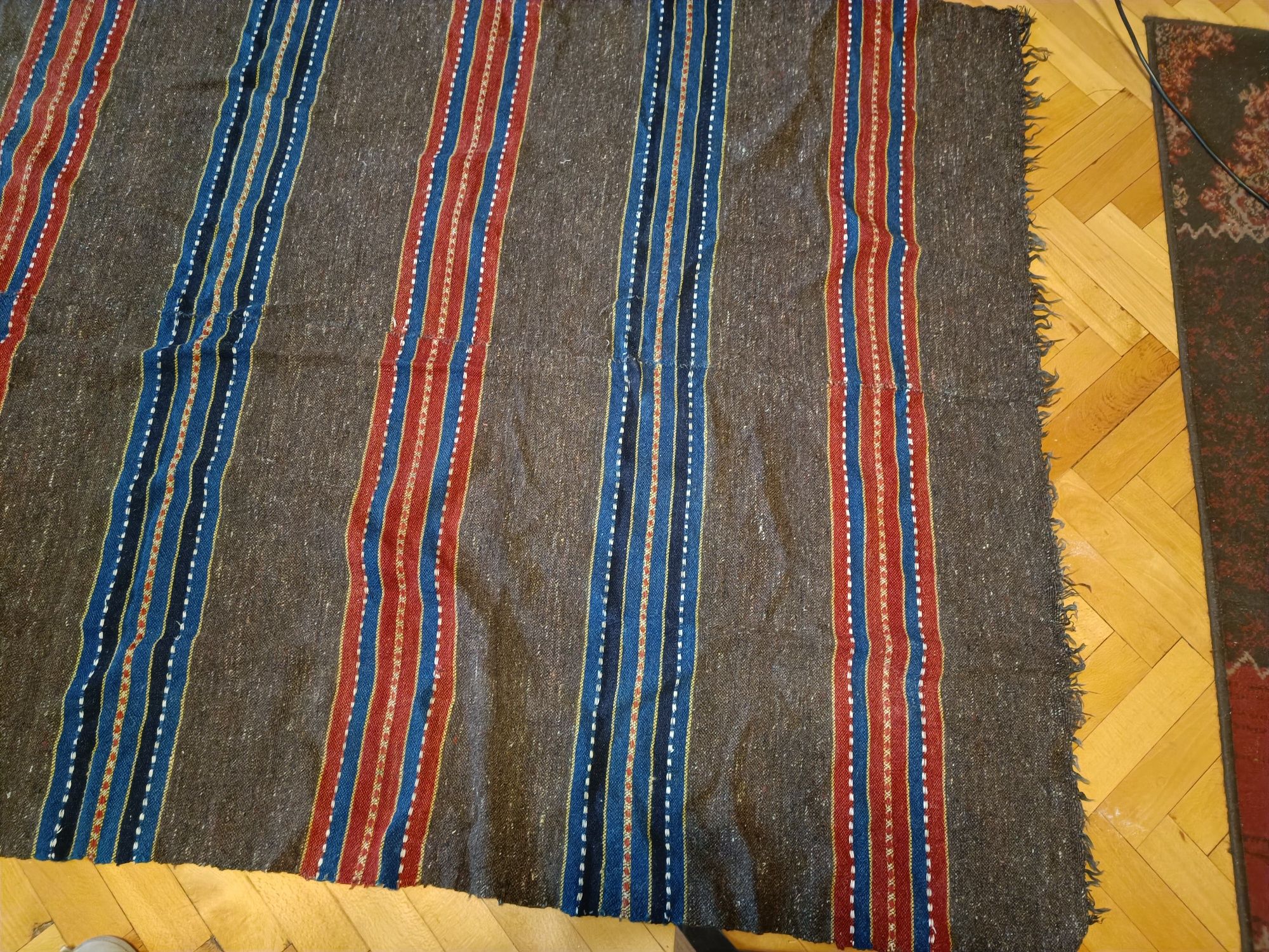 Ръчно-тъкан вълнен килим