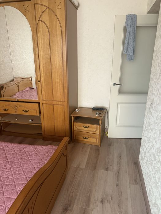 Спальня тумба и шкаф матрац