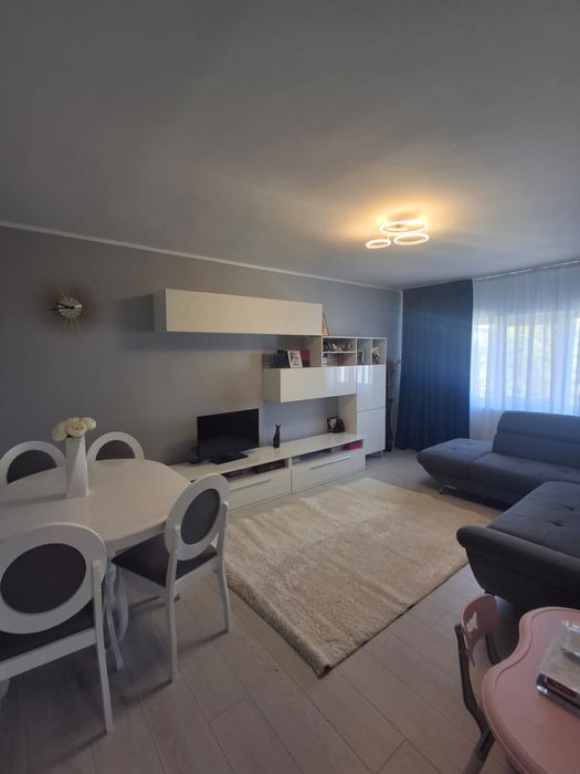 Inchiriez apartament strada Tineretului