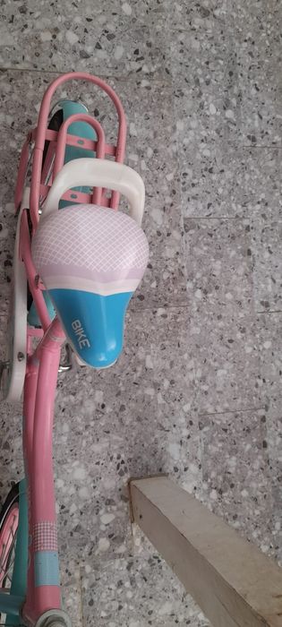 Bicicleta roz de fetite cu coșuleț pentru 5-7 ani