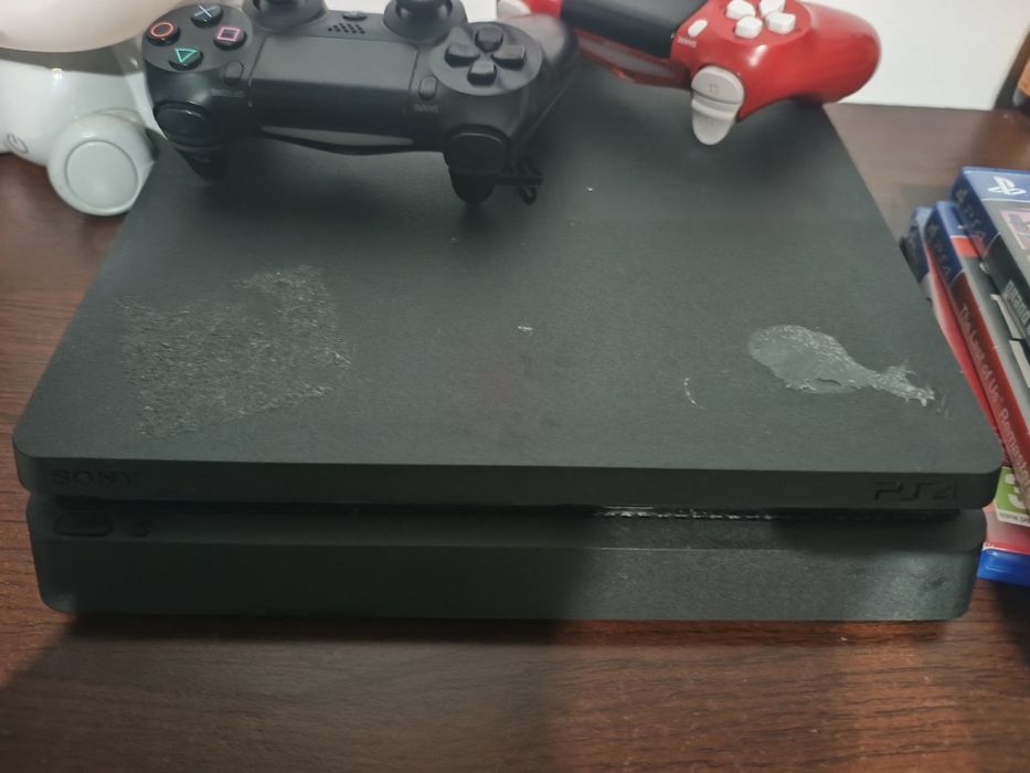 Vând PS4 slim pro 1TB  cu 2 manete și 3 jocuri