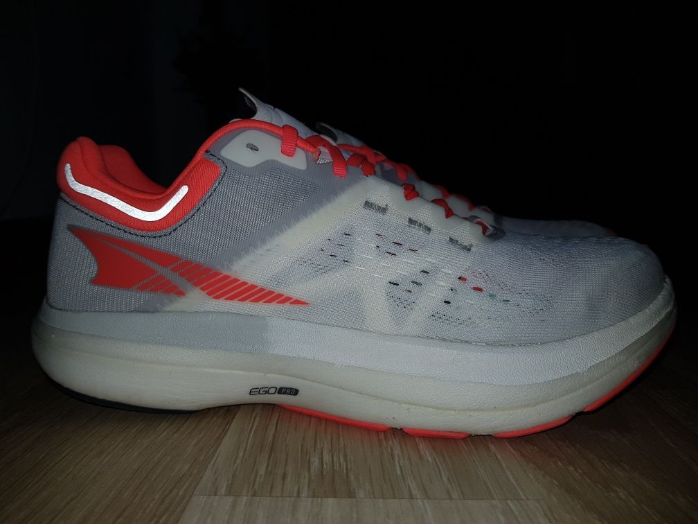 Adidasi Altra mărimea 40,5 nike force boost.