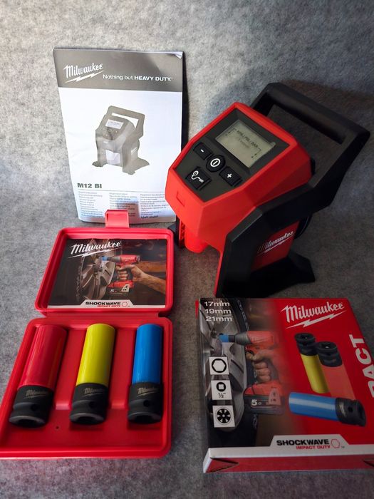 Compresor aer Milwaukee M12 BI cu trusa de tubulare.