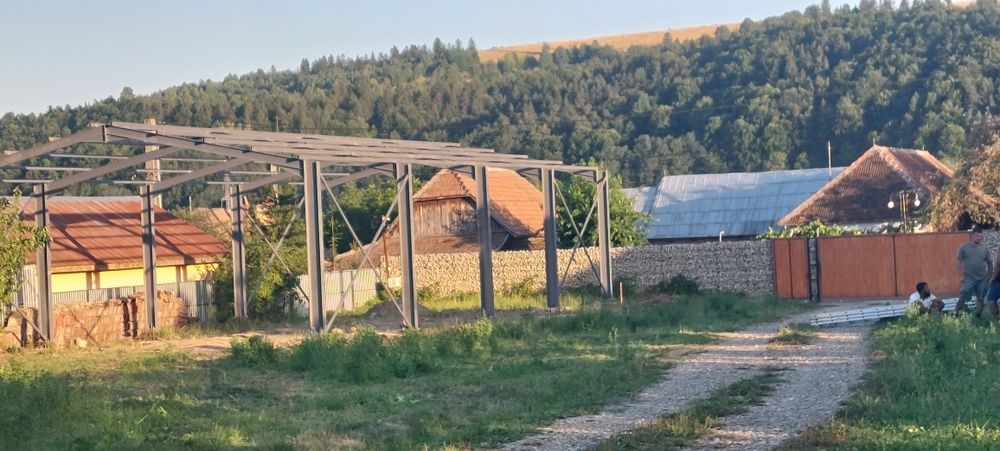 Hale metalice confecționate din ipe din heia