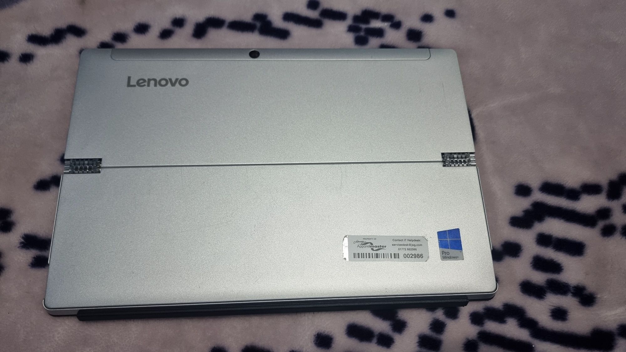 Tableta Lenovo cu Windows (sim pentru cartela )