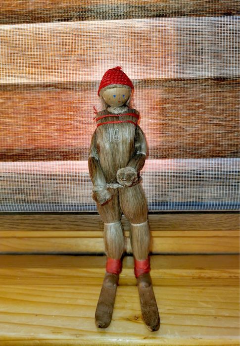 Сламена фигура кукла скиор на ски в екип и без щеки !