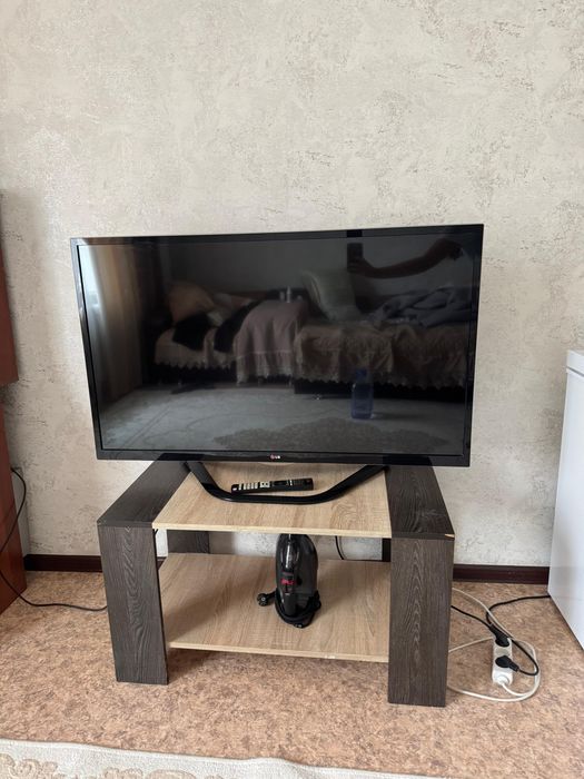 Продаю телевизор LG Smart вместе с журнальным столиком.