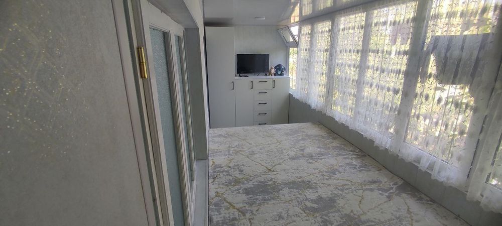Срочно продаётся 2х ком кв в чирчике 1 мкн 3 этаж все остаётся