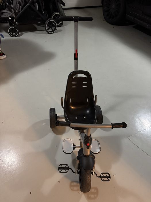 Tricicleta cu sistem de impingere pentru copii