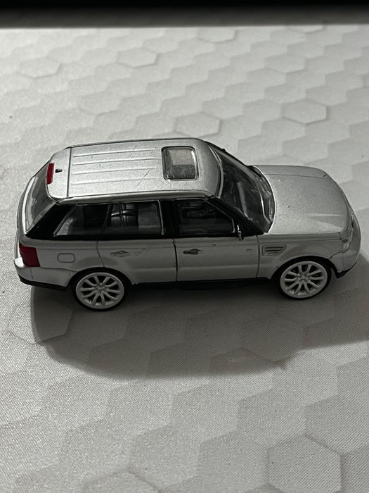 Vând mașina de jucărie ( Range Rover )