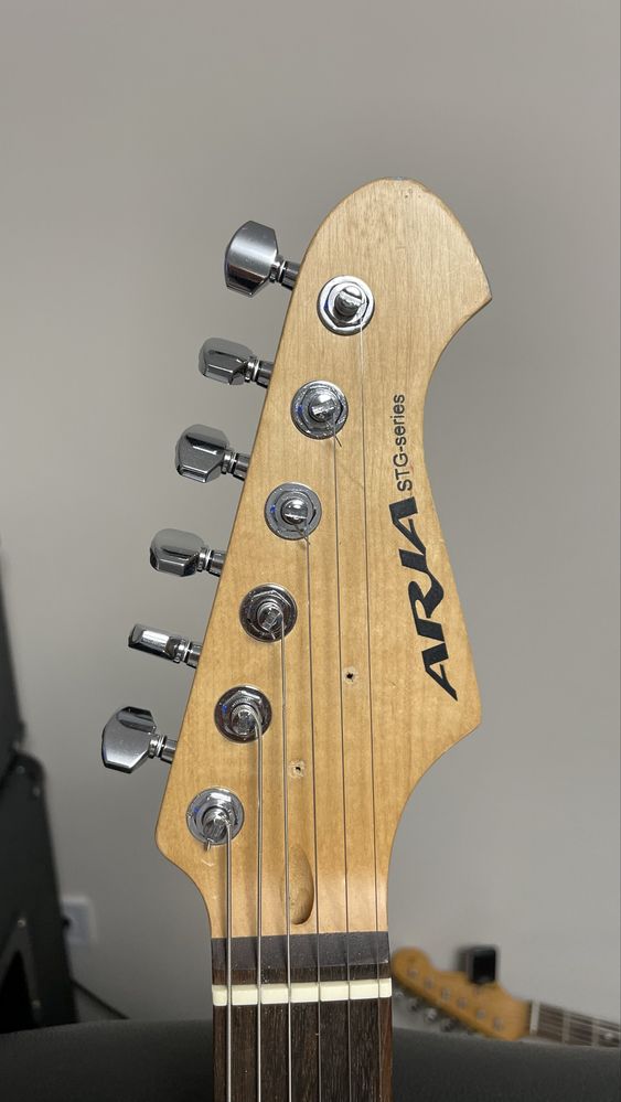 Продавам Aria STG-series