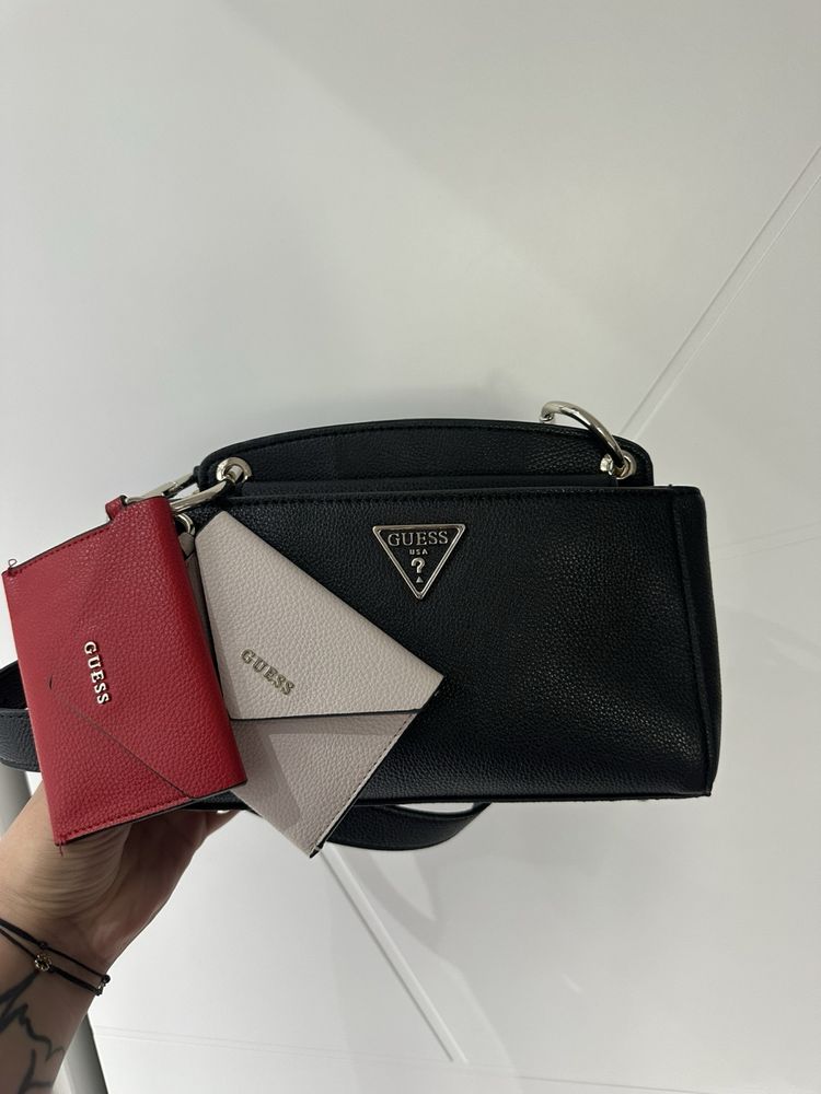 Чанта кожена Guess