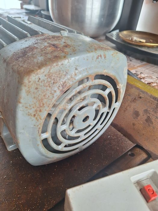 Motor electric 380 V / 220 V