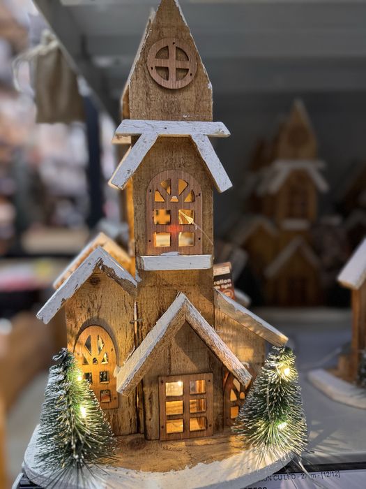 Decoratiune de Crăciun – Căsuță din lemn cu lumini LED, stil premium