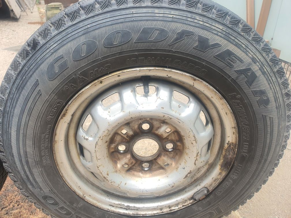 Продам резину зимнюю GOODYEAR 165R13 с дисками - 2шт