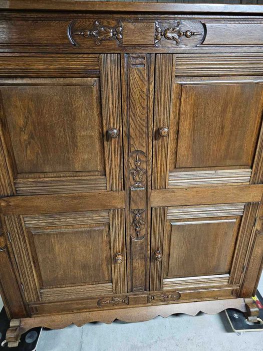 Трапезен шкаф с дърворезба