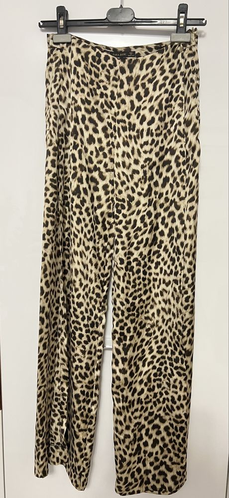 Pantaloni Zara, XS,animal print, din material satinat
