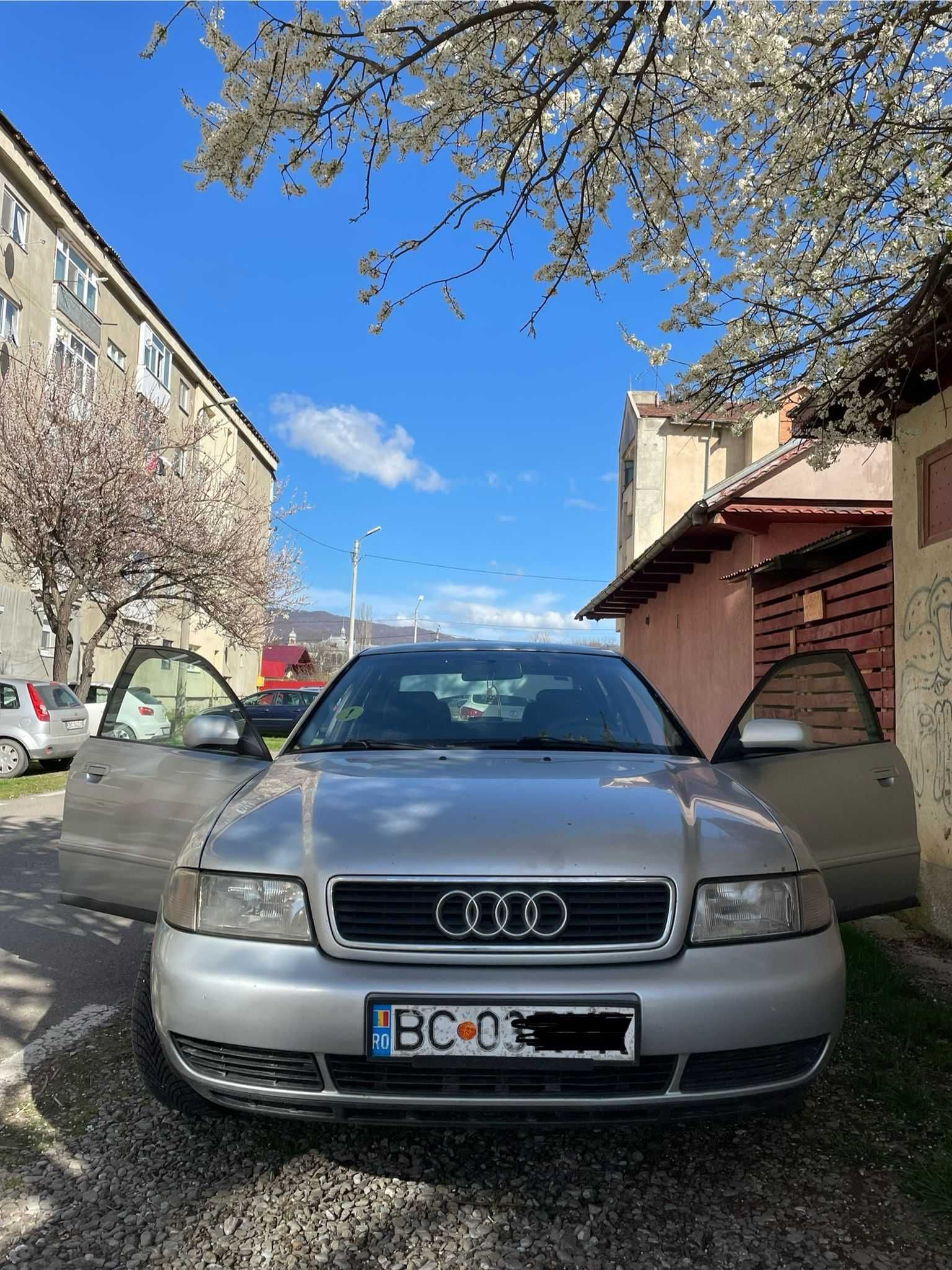 Audi A4 , Limuzine, 1.6, benzina, 290 000 km